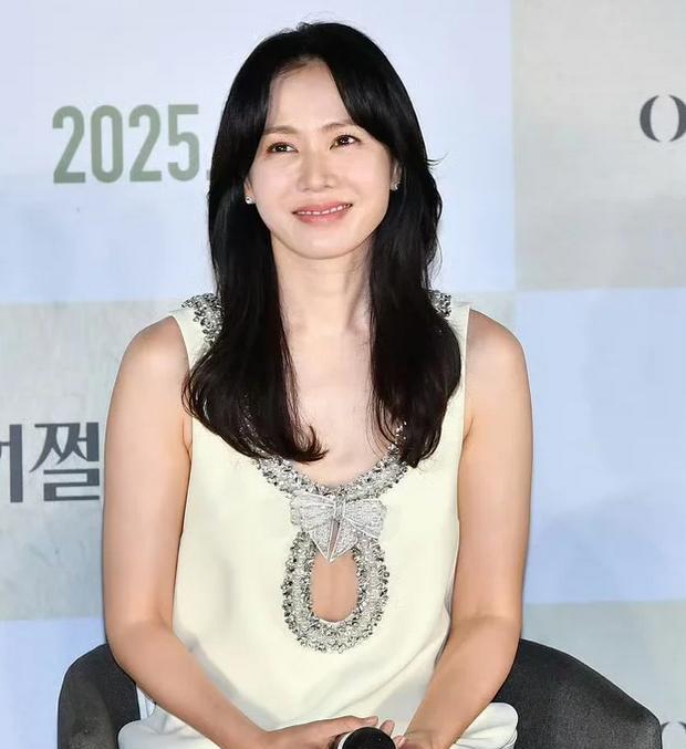 孙艺珍出席发布会，一身白色小短裙看起来很淑女
