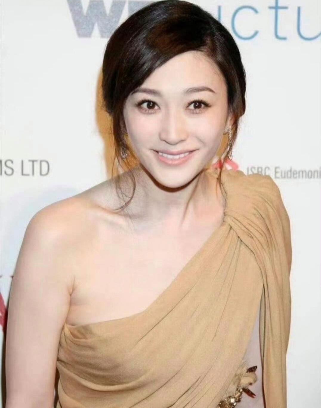 1.李小冉现在主动积极对接各类工作，平时一个人的生活比较清闲单调，拍戏忙碌的状