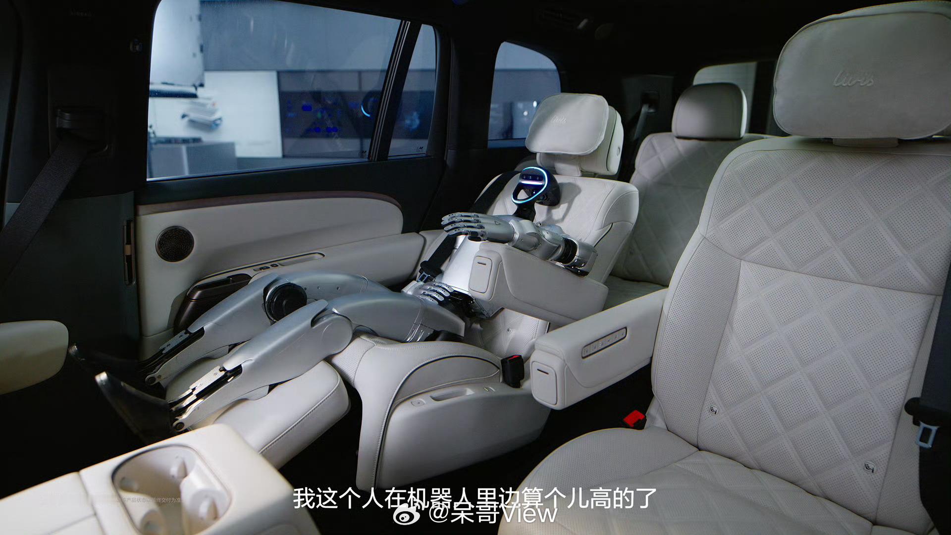 宇树机器人钻进理想L9Livis二排，不是哥们！？我都还没坐进去，机器人就已经提前享受了看机械手比划