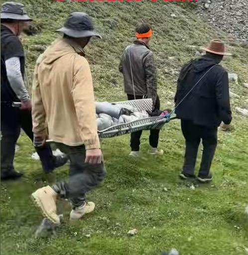 人赚不到认知之外的钱，女子在西藏徒步登山受伤，当地10个藏民将她抬下山，全程收费