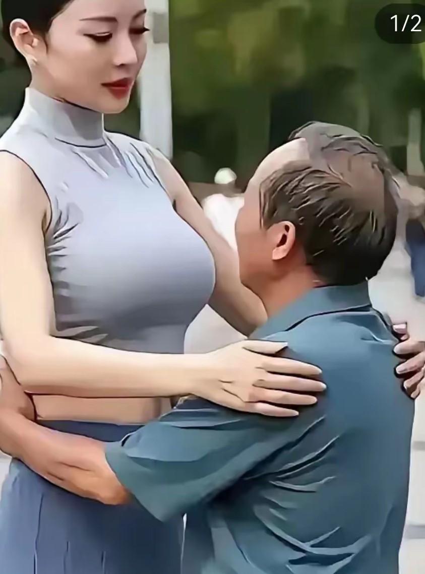 这个老头可真帅，七十还把美女爱。双膝跪在美女前，掏心窝子来表白。
