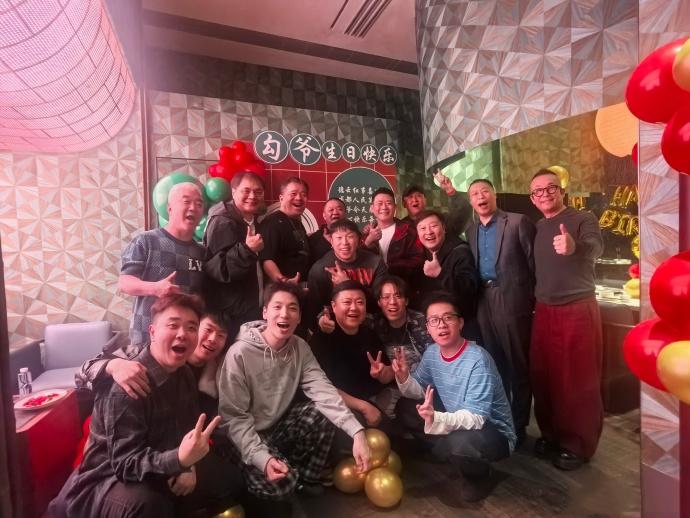 德云社演员成都聚餐，赶上副总于勾生日，当红演员都来了！副总于勾发布了昨晚生日聚餐