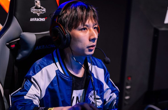 有弹幕让鲷哥邀请轮轮出山打凯西杯，鲷哥表示别说30万奖金了，哪怕300万奖金都请