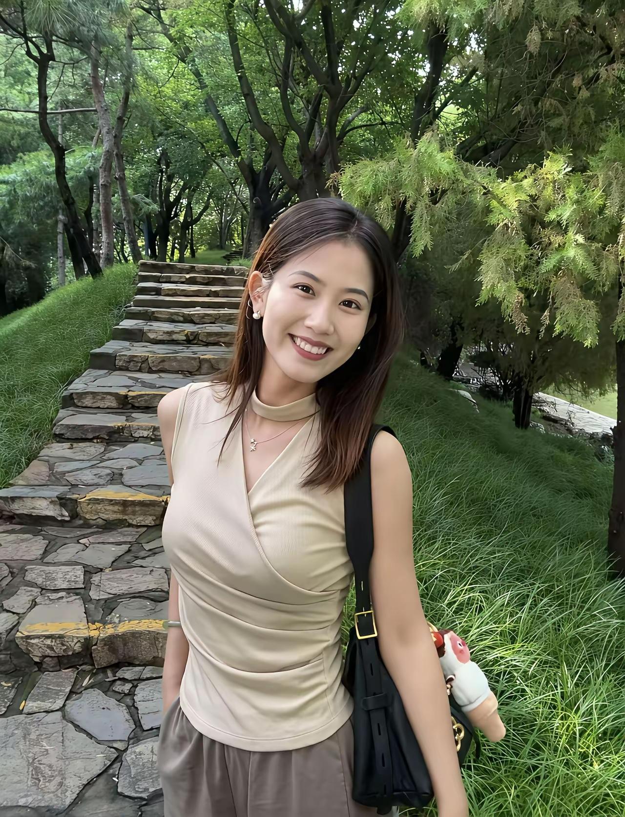 绿树荫中笑语，春风里步芳尘。