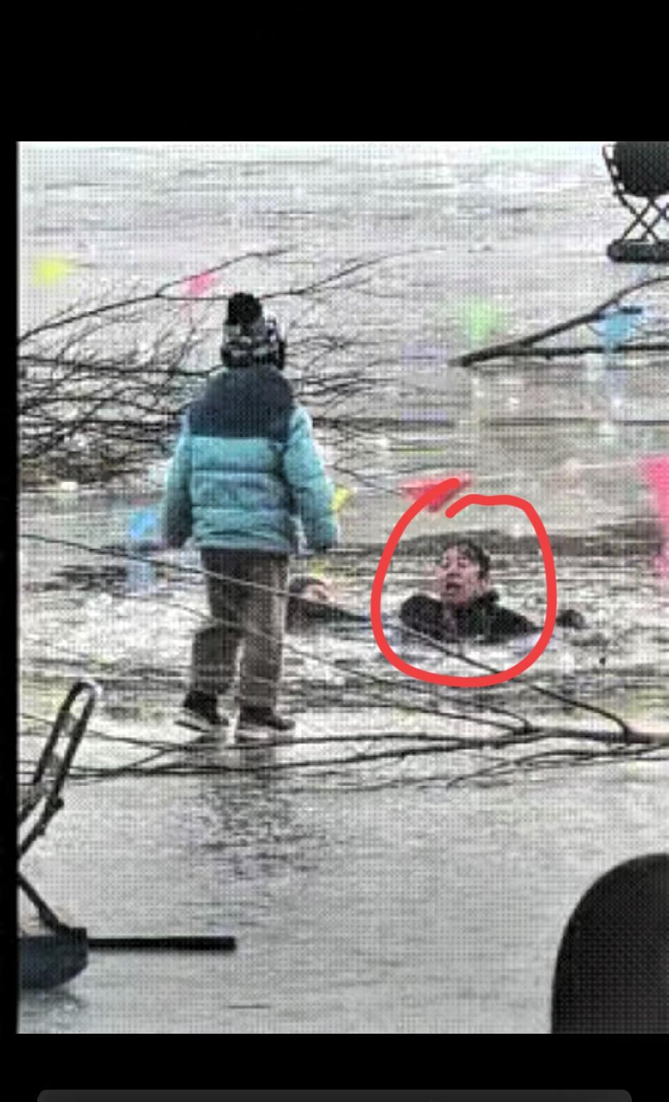 天津，2月1日下午3点多，一家三口掉入冰窟窿现场！这位父亲，已经拼尽了全力了，儿