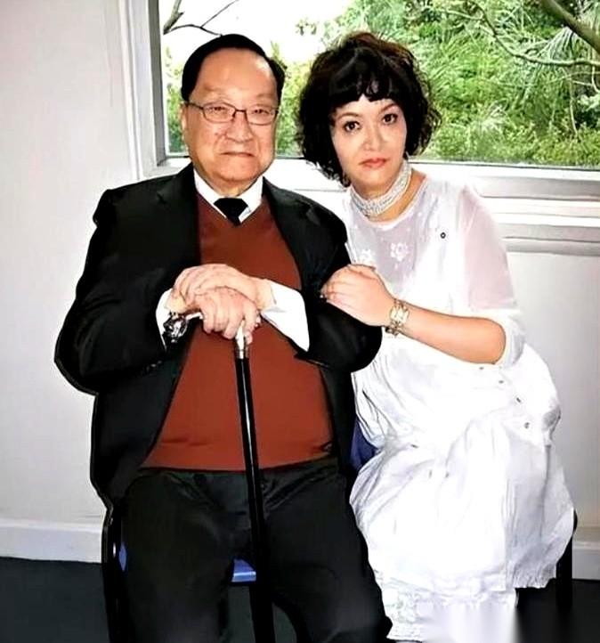 1976年，金庸接了个电话，听筒那头说，他19岁的长子，在美国自缢了。电话挂断