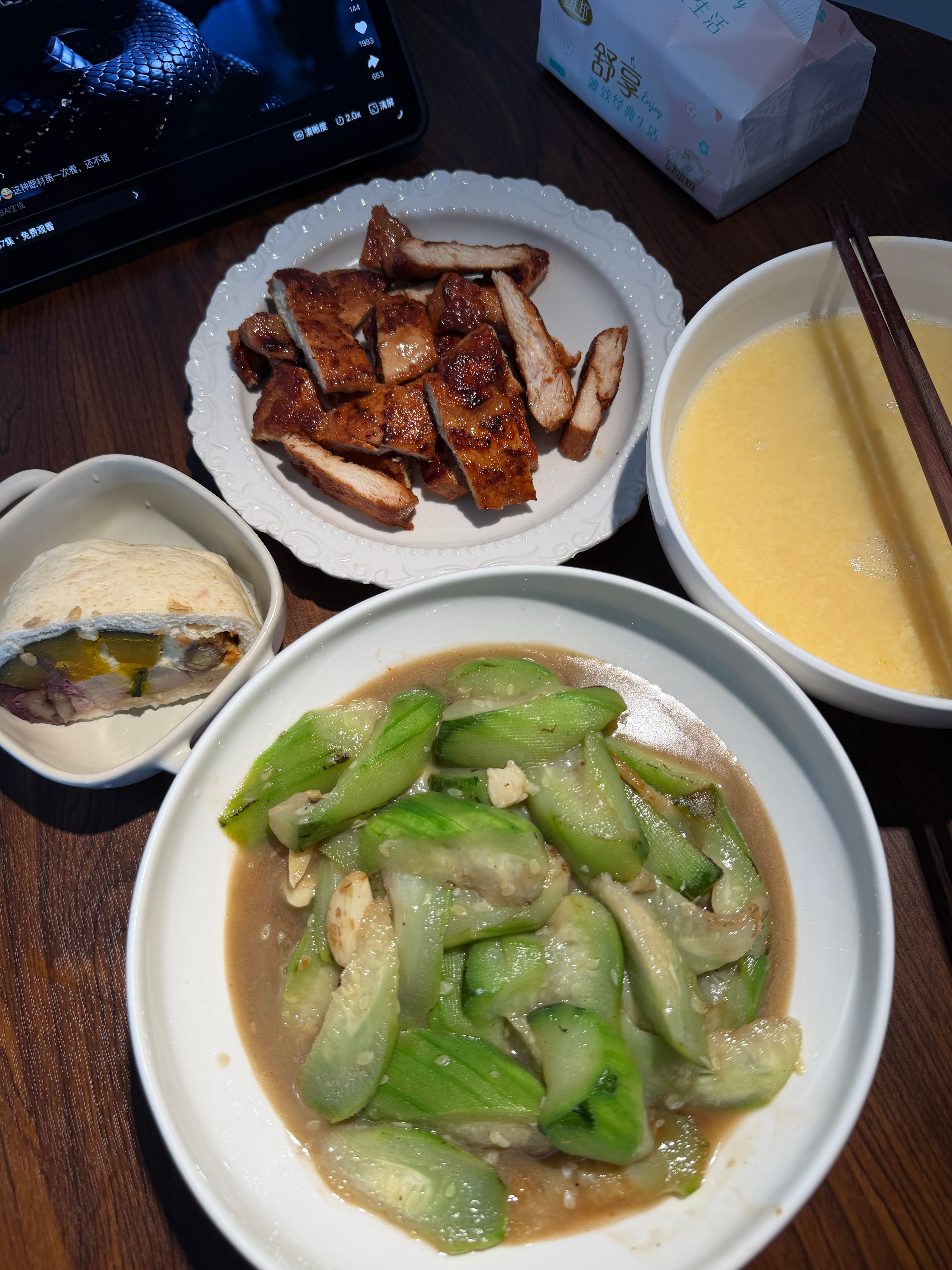 吃饭了：清炒丝瓜+煎鸡排+五谷丰登馒头+醪糟鸡蛋