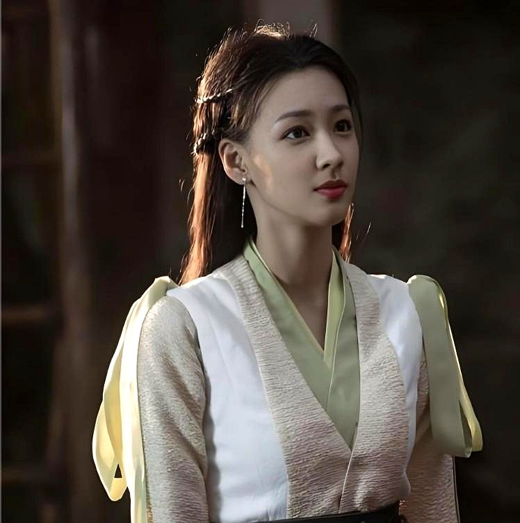 当年演《雪中悍刀行》青鸟、《斗罗大陆》宁荣荣的丁笑滢，跑去《我家那闺女》给同班同学代露娃当绿叶，谁能