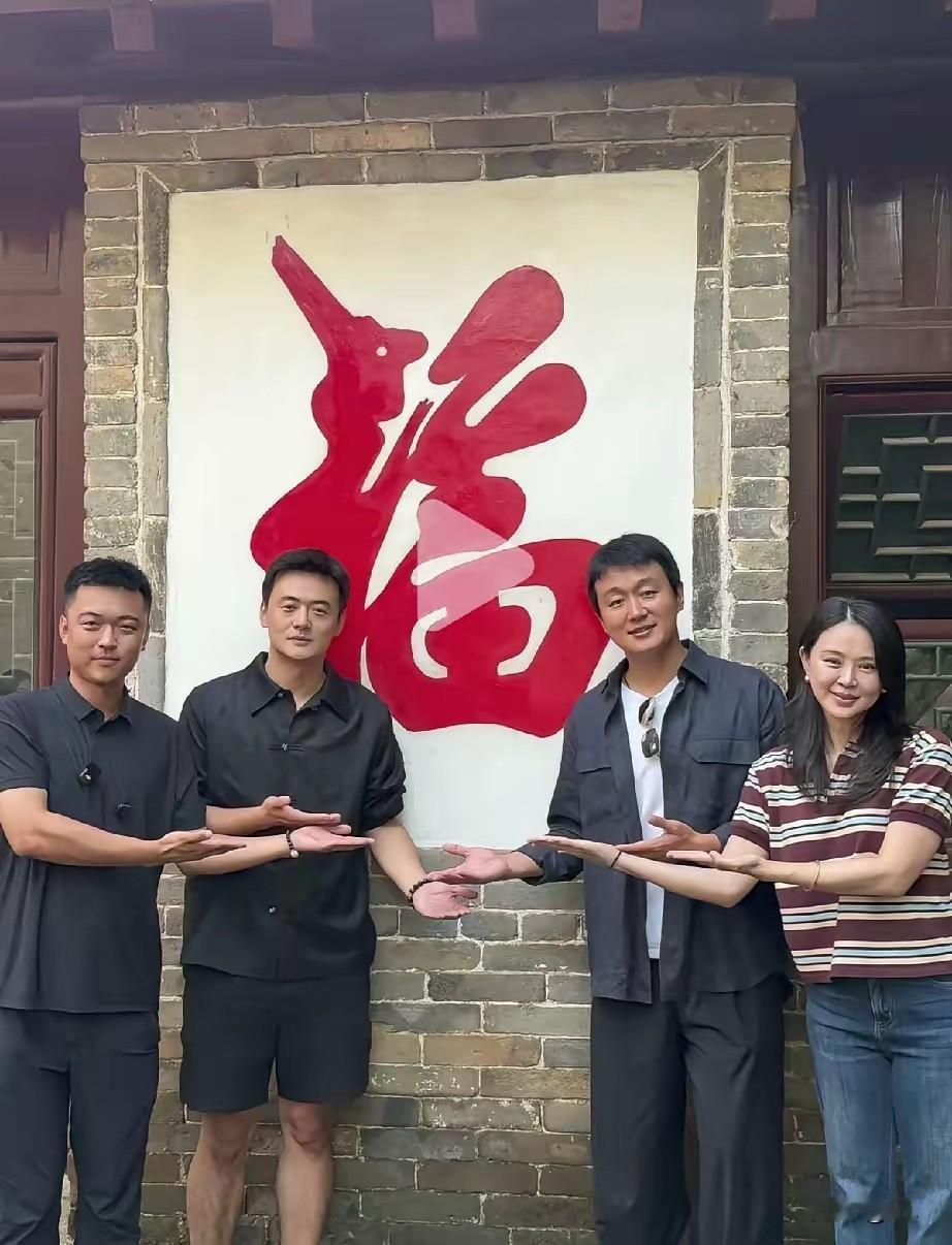 8月19日，佟大为与关悦在辽宁大孤山过七夕节，47岁的关悦看着老了不少，发胖了，