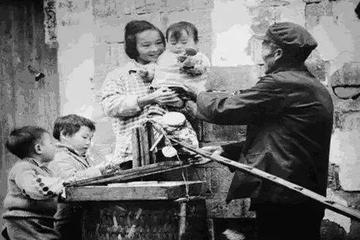 1980年，一个叫冯爱倩的农村妇女，因生活不堪重负，开始偷偷进城摆摊儿，但无论一