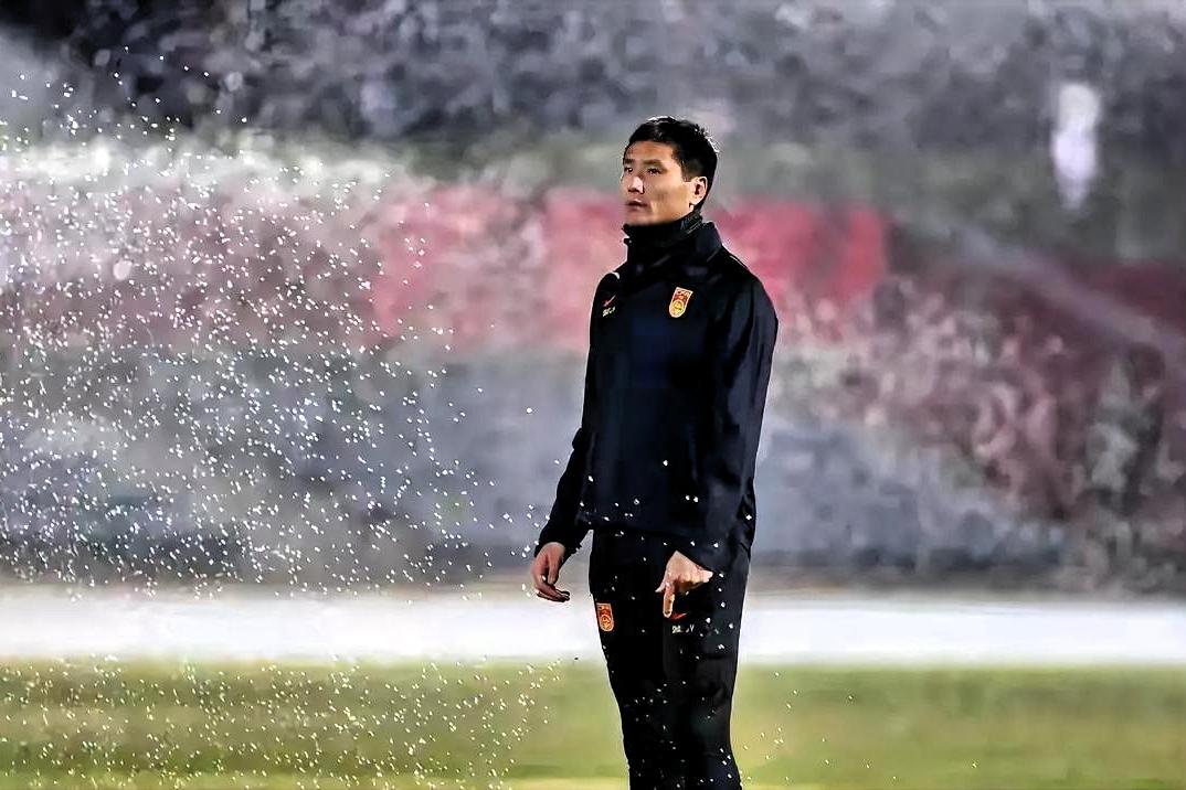 一、战术更务实且落地强-扬科维奇：主打532防反，偏“死守”，进攻端办法