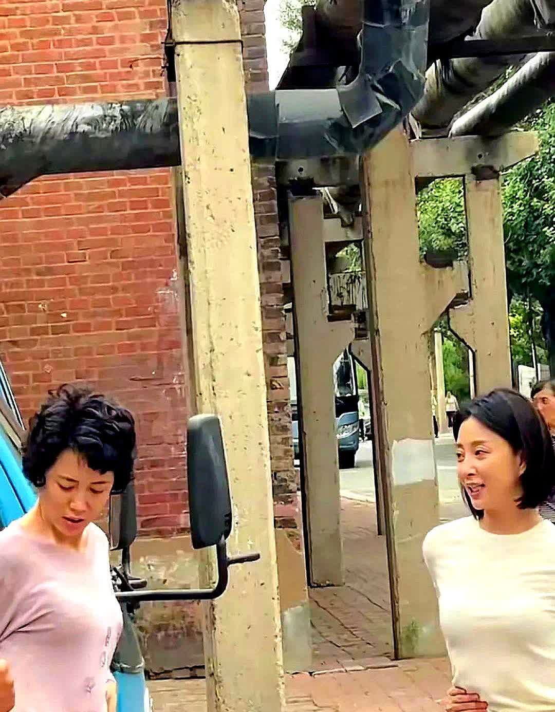 殷桃和男友外出就餐，只见她穿了一条白色宽松吊带裙，走路能看到微微凸起的肚腩。