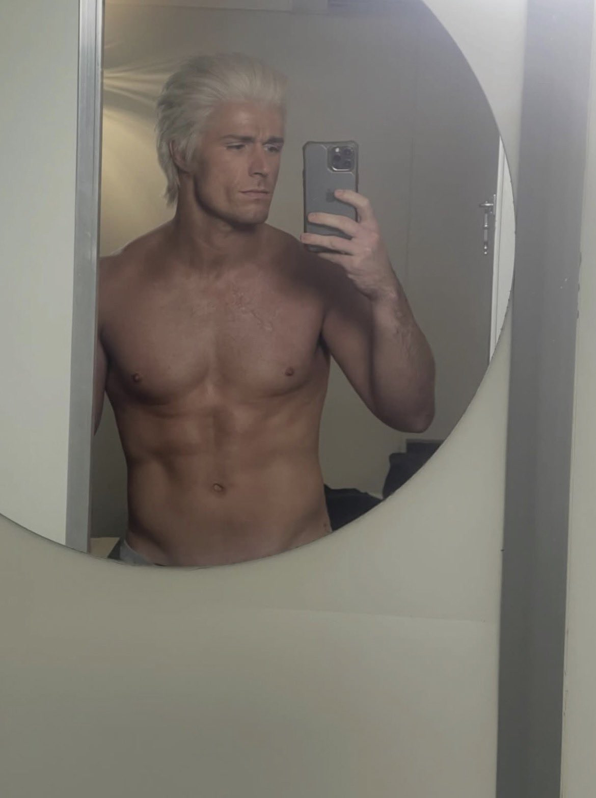 真人版《海贼王》斯摩格演员CallumKerr凭借帅气的外表和火辣身材在外