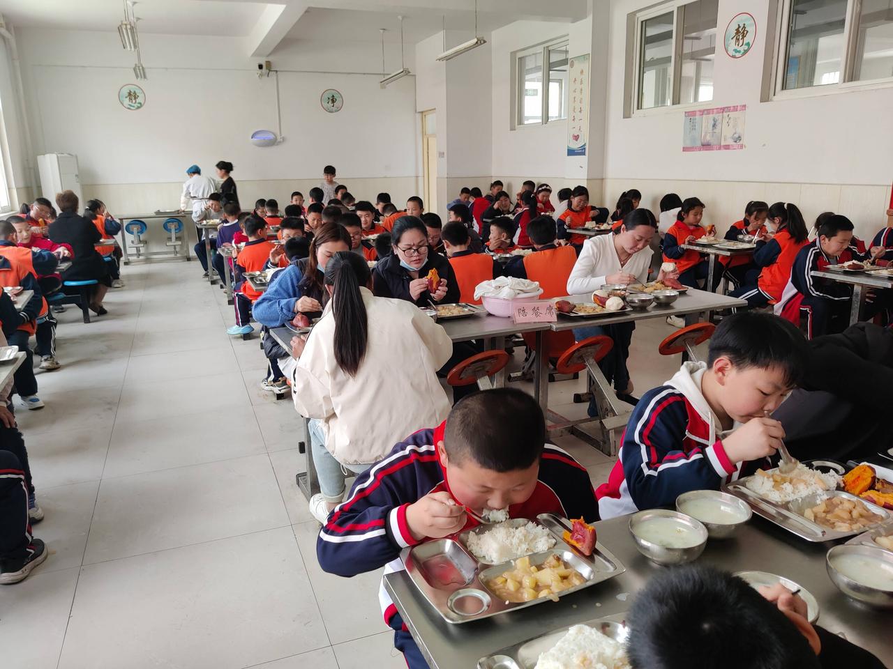 某校老师吐槽，上级要求家长陪餐每月至少1次，有条件学校可每周1次，教育局召开现场