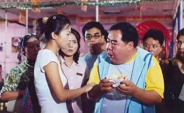 1994年，郑则仕被人卷跑2个亿，他向周润发求援，却被拒绝。无奈的他打电话给张卫