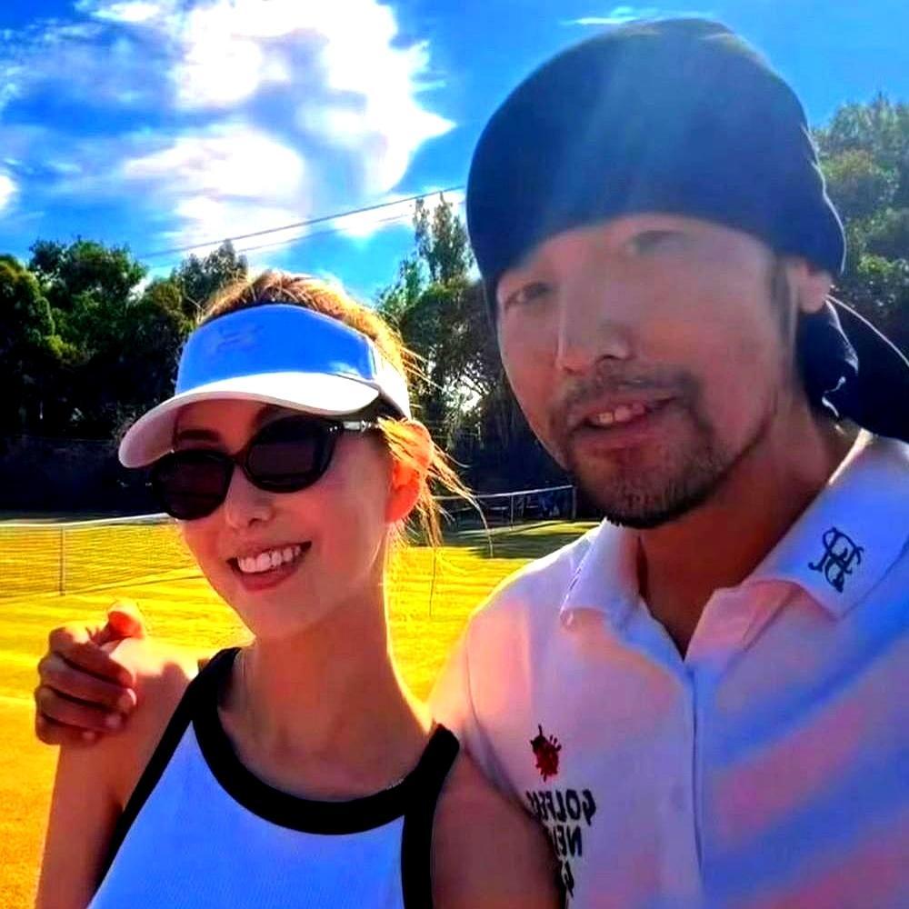 你还以为昆凌是靠嫁周杰伦翻身的灰姑娘？完全搞反了。周杰伦强直确诊25年，发