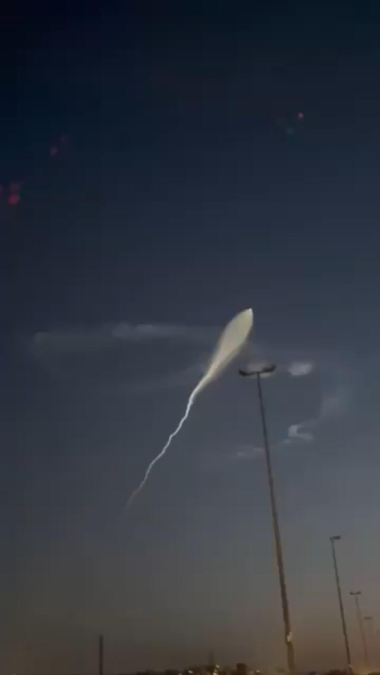 伊朗的弹道导弹发射呈现出“太空水母”效应（阳光反射到大气层中的火箭尾焰上）。