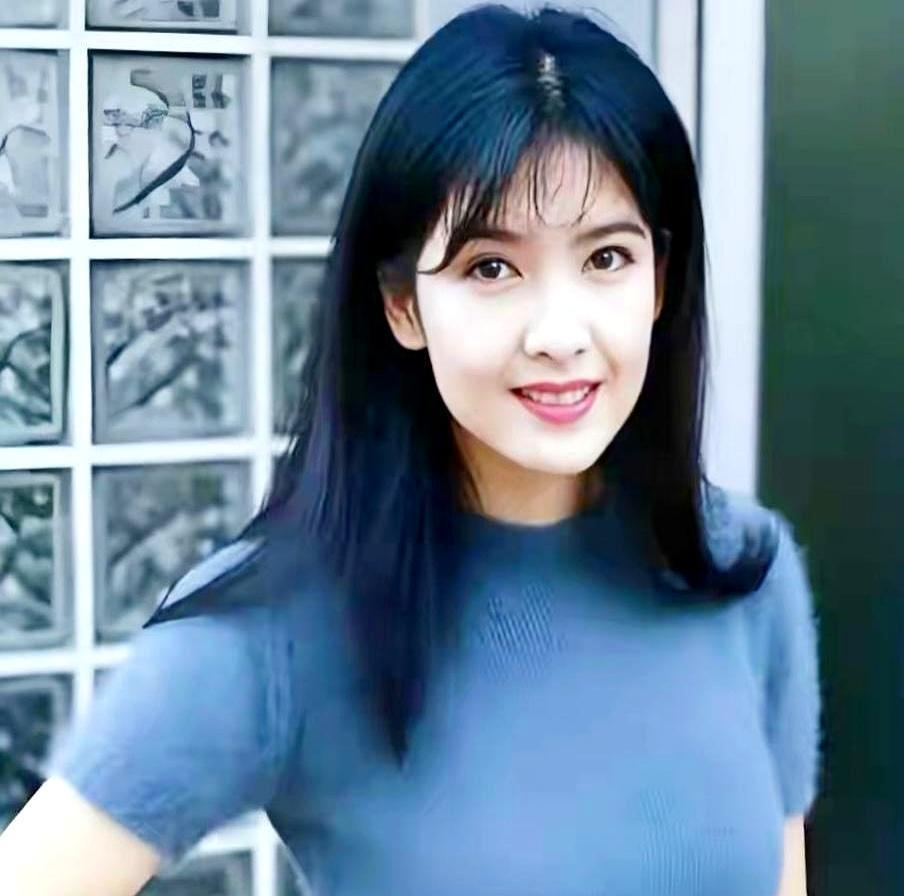 别再替周慧敏可惜了！57岁的她抱着猫，把亿万家产的继承问题，变成了全网最大的笑话