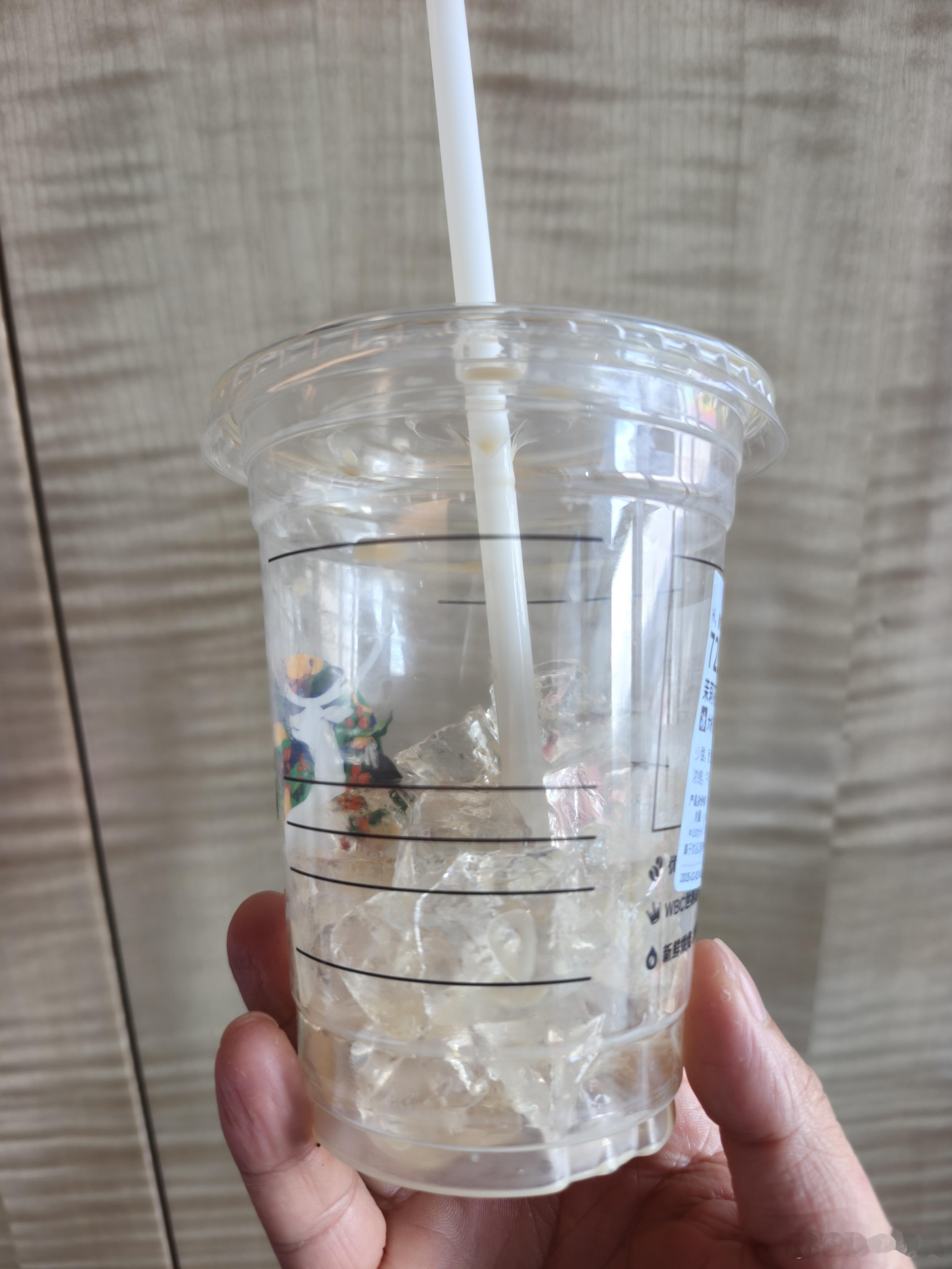 点了一杯瑞幸咖啡，喝完发现至少1/3都是冰块。