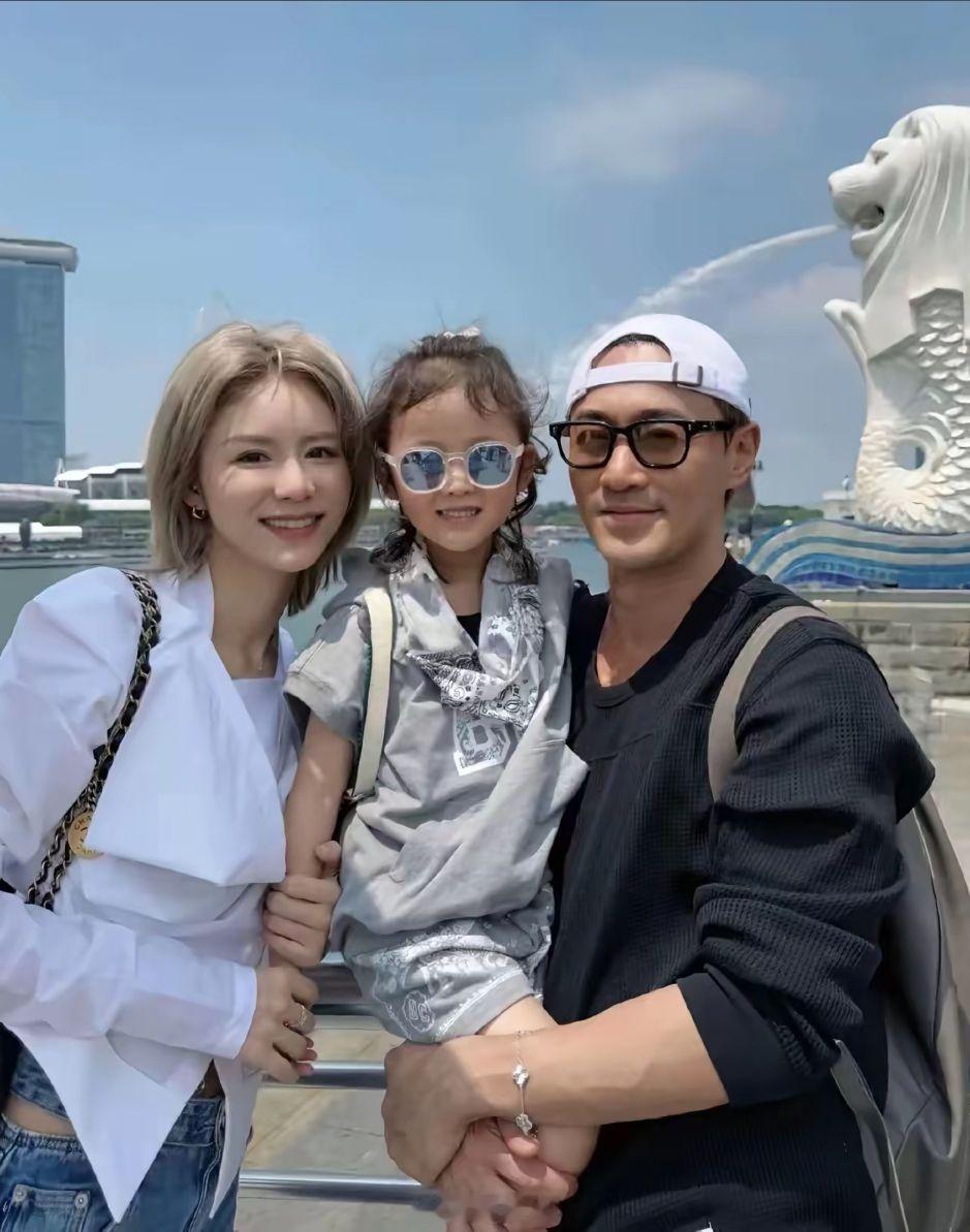 林峯与张馨月5岁女儿近照林峯与张馨月的女儿林晨曦（小名Luna）出生于2020年