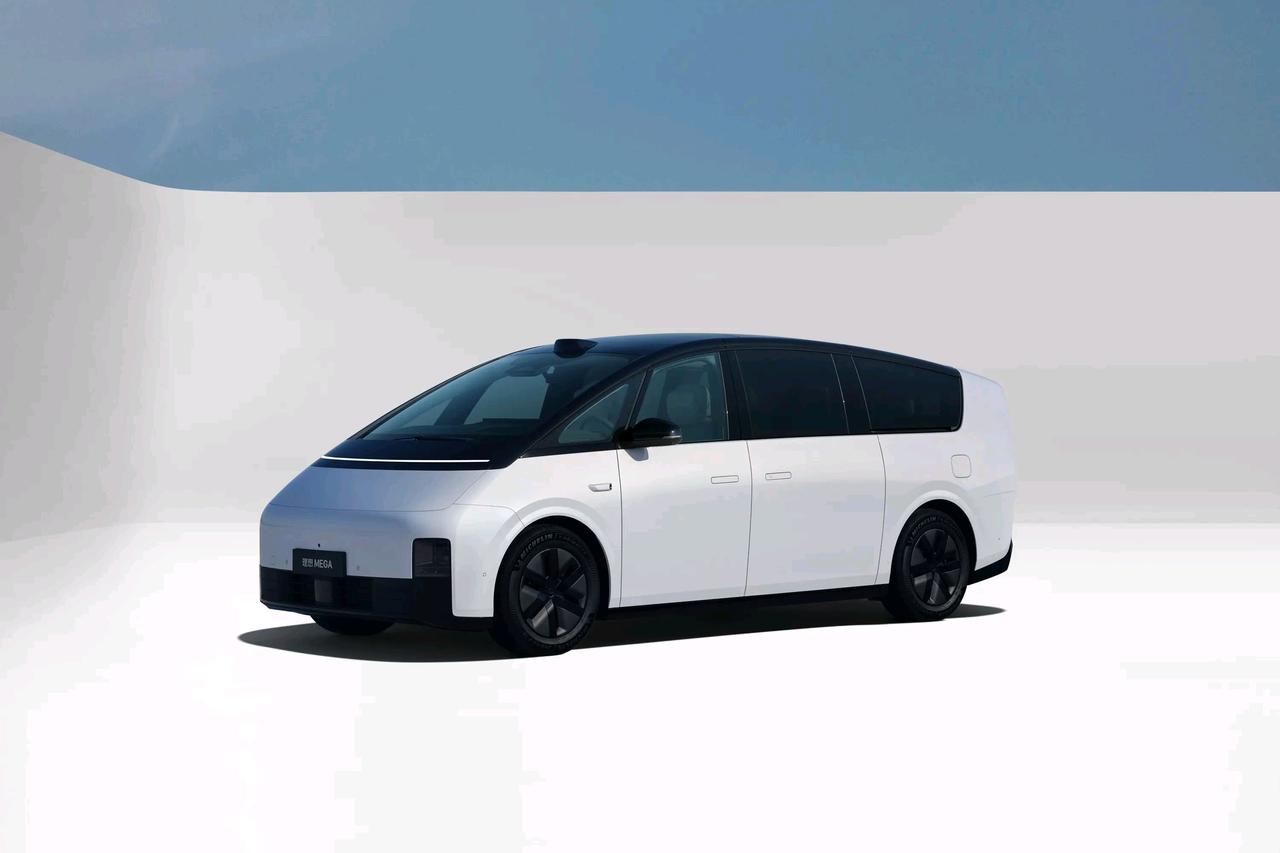 李想在i8的发布会再次提及MEGA，他认为这款产品遭遇了遭遇了汽车史上最大的抹黑