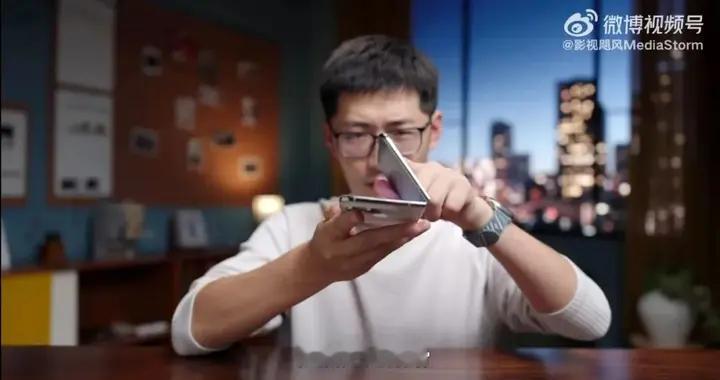 影视飓风硬核测评iPhone Duo! 折一万次没坏, 软件却拉胯