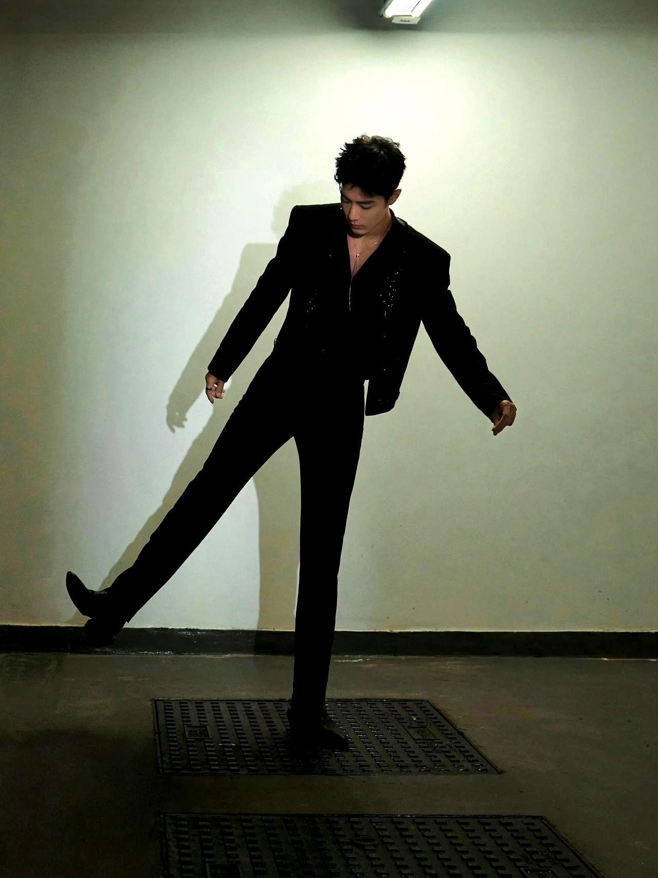 104万人签到，内娱圈都沉默了。这事发生在肖战的个人超话里，一天之内，签到