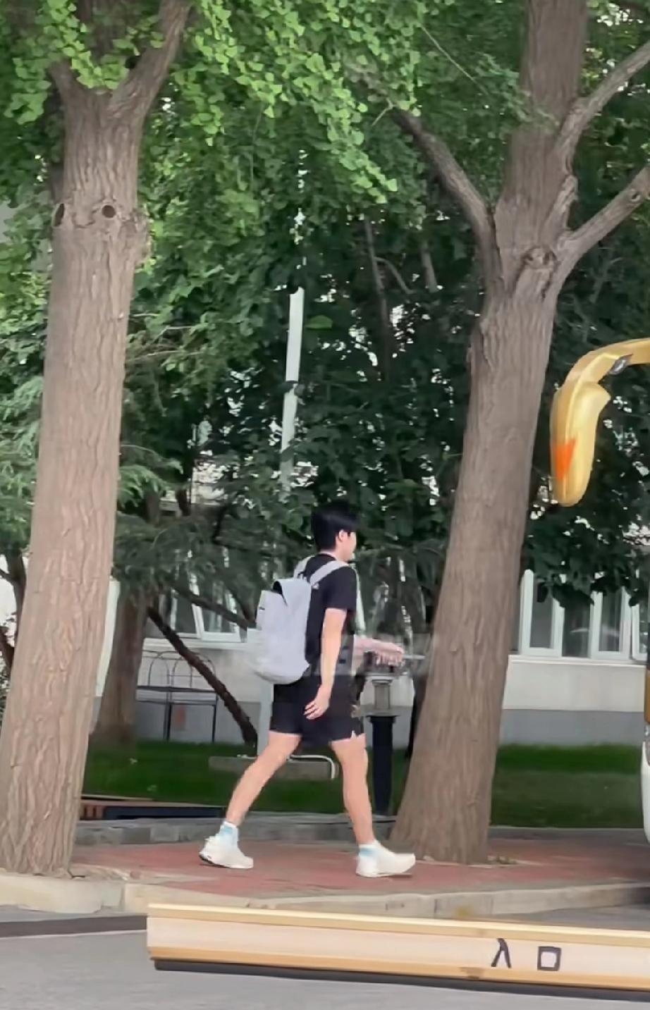 头哥和小温真是体育男，北京这样的温度都挡不住你们穿短裤。肖指导这么大年龄了，和