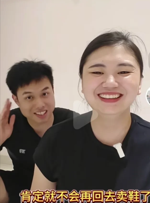 完了完了，肥娟小吃又“倒闭”了，小学生们吃不成火鸡面和薯条了！肥娟夫妻晚上发