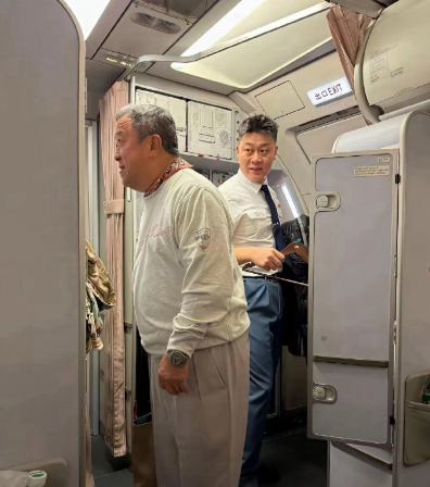 网友飞机偶遇曾志伟​​​