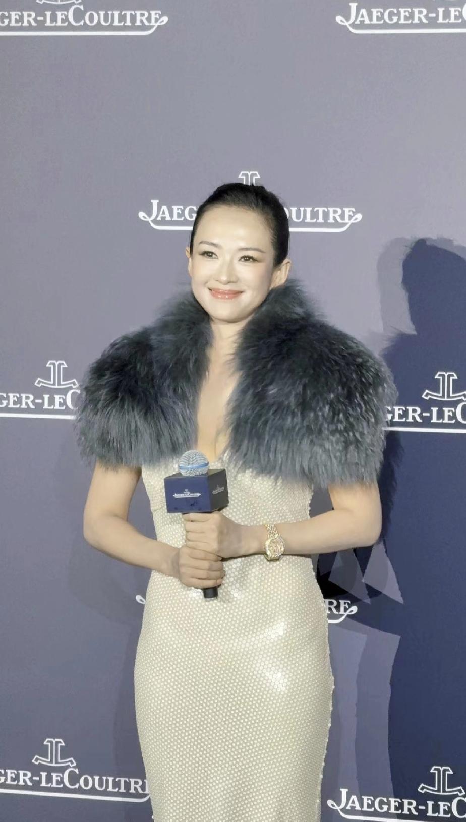 章子怡一现身，才发现一个道理，什么辛芷蕾，什么85花，在她面前就是小孩过家家