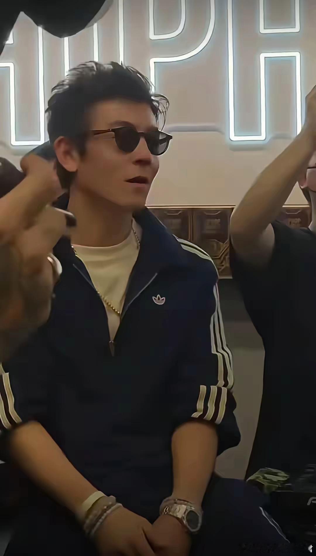 皱纹“消失术”,陈冠希居然有种一夜“颜回青”的感觉,真是墨镜一戴,谁也不爱的那种