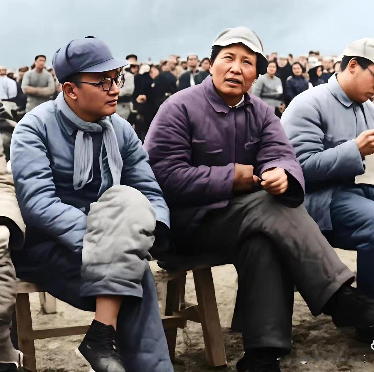 这张照片拍摄于延安时期，毛泽东、张闻天和延安军民正在露天剧场看演出。毛泽东坐在前