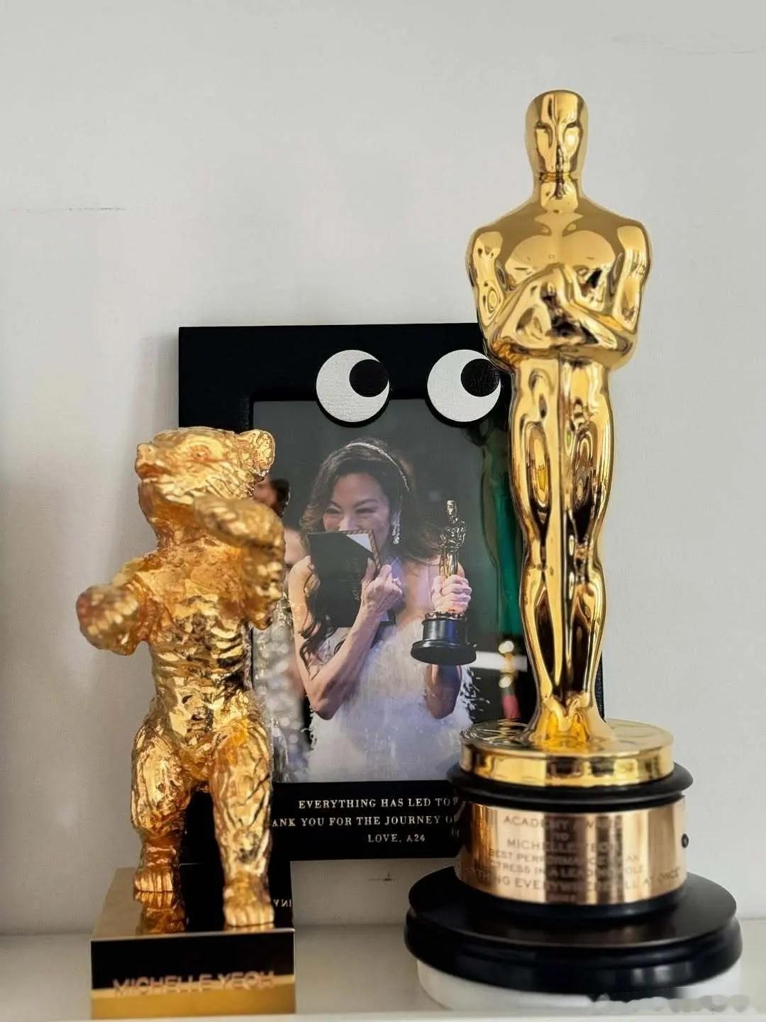 杨紫琼INS发文给大家拜年，小金人也出镜