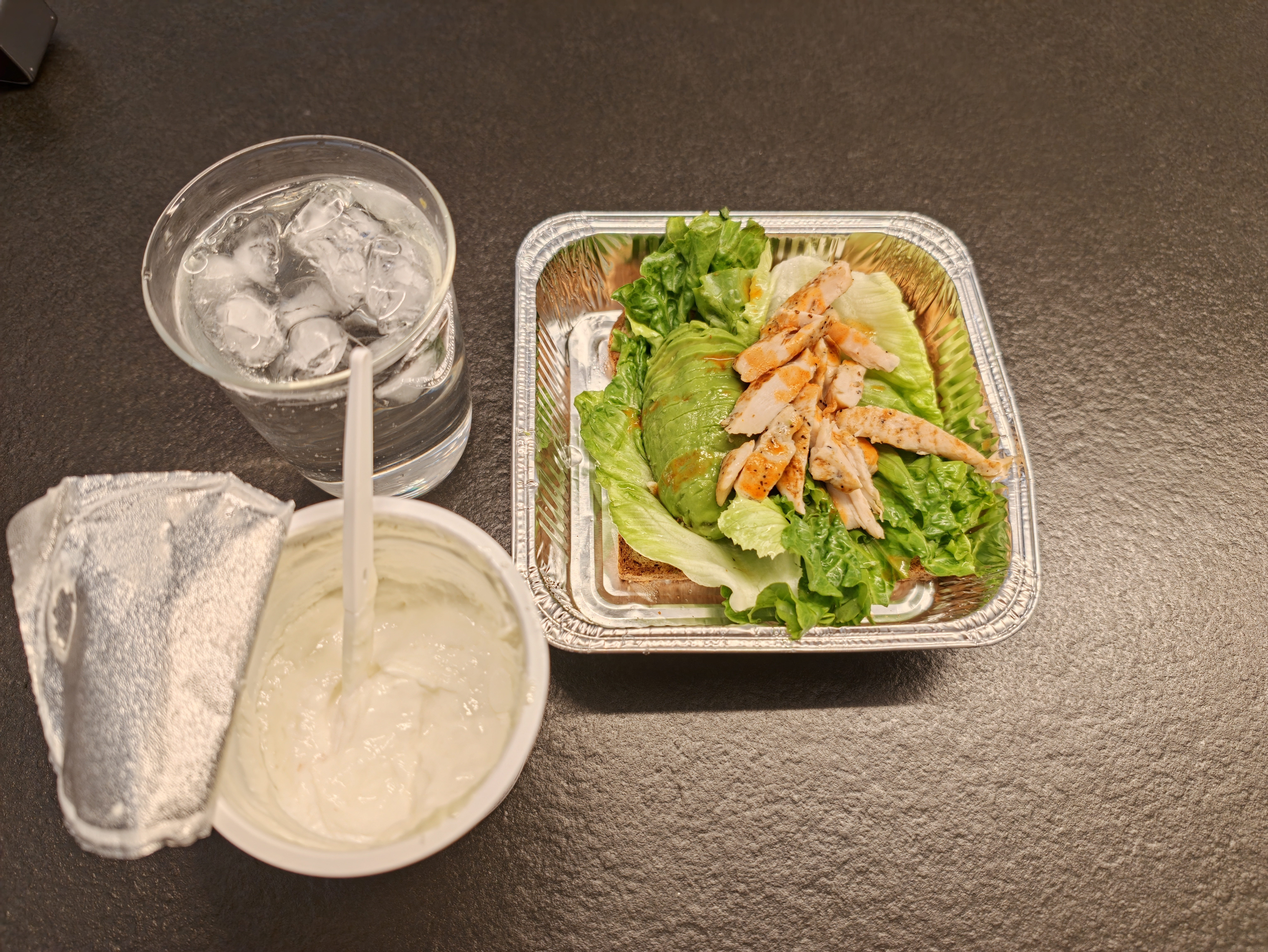 到家了，赶紧做一份美味的夜宵刚在飞机上，飞机餐热量太高了一口不敢吃，硬撑到家里