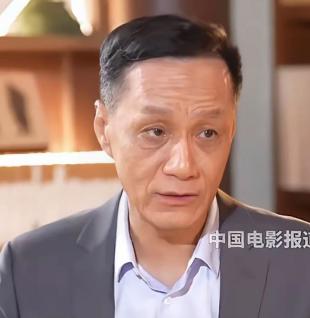 北京人民艺术剧院院长冯远征说：在我刚当上院长不久后，有个演员就跟我谈话，跟我拍桌