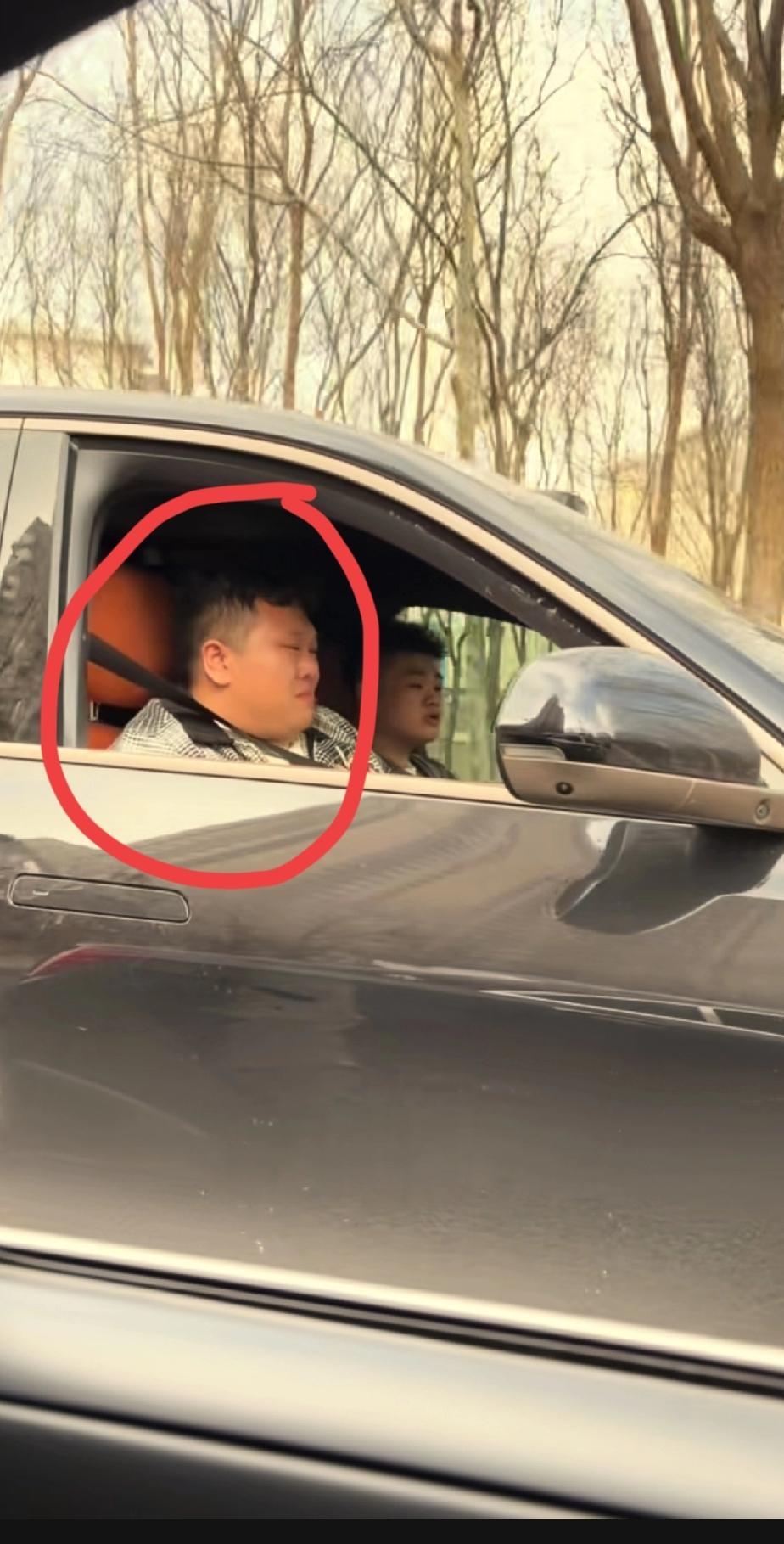 细心的网友发现，解梁静结婚的时候，最不舍的是大哥和小妹，毕竟解清帅刚回家两年，没