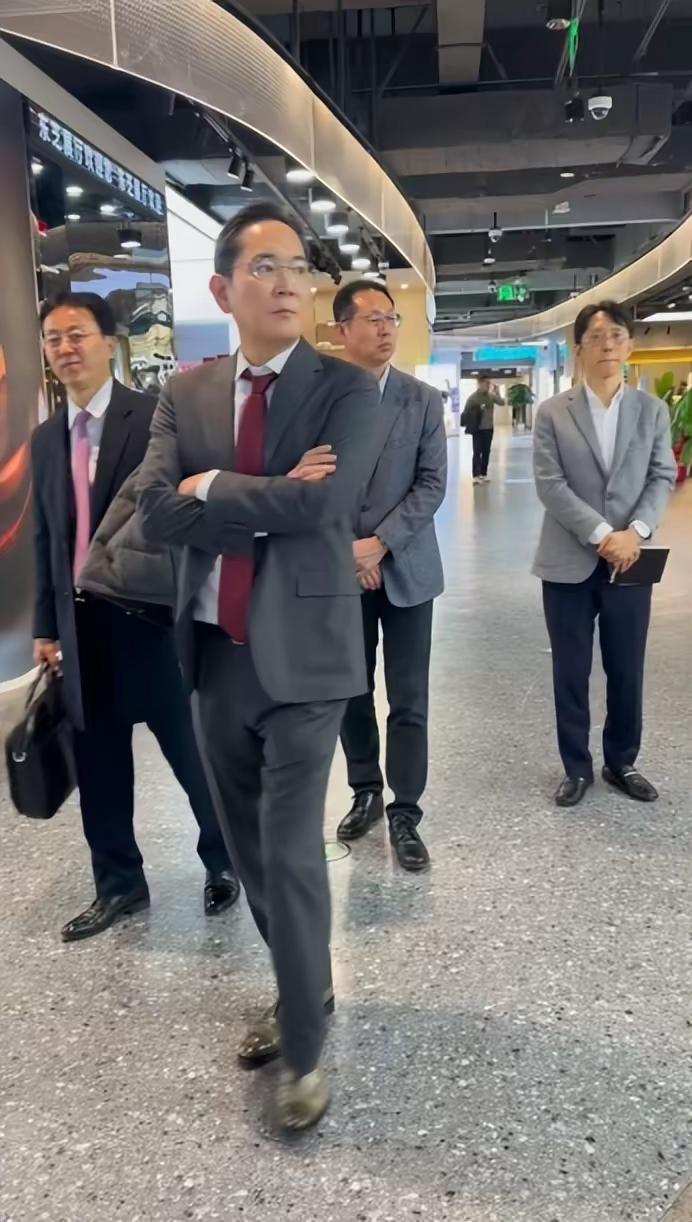 李在镕已经看透了：在商言商，但在韩国，商必须跟着政走。只有中韩关系缓和了，他