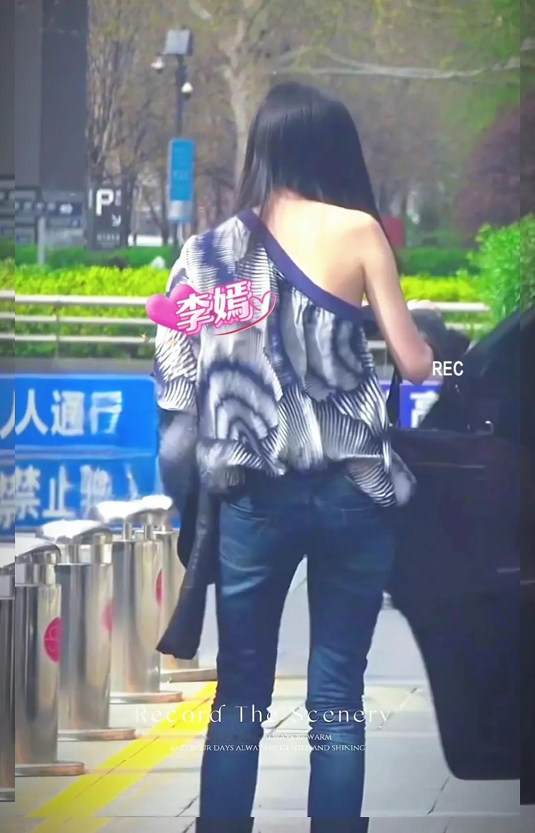 19岁的李嫣已经出落的亭亭玉立，颜值不输妈妈王菲。作为王菲与李亚鹏的女儿，