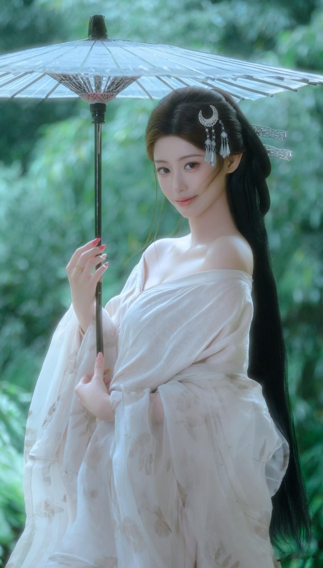 绿树阴中倚玉伞，清风里，美人如画。