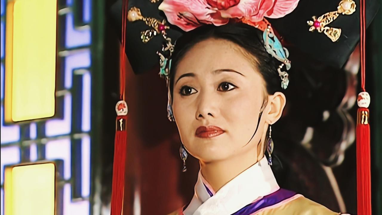1766年，令妃才刚生完孩子，乾隆就想要宠幸她，令妃无奈只能强撑着侍寝十年七