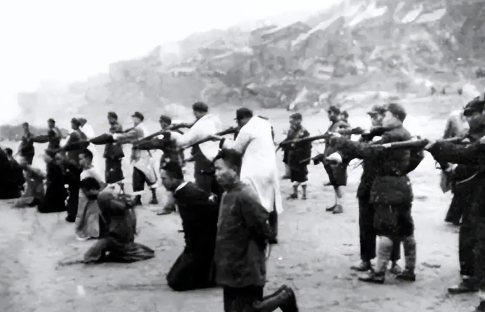 1947年8月，国民党驻盐城的师长李铁民下令将城内一百多地下党杀害，少将韩君明劝