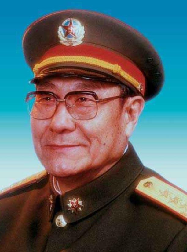 1948年，沈阳战俘营，一个16岁的国民党俘虏抹着眼泪，想领路费回家，一个解放军