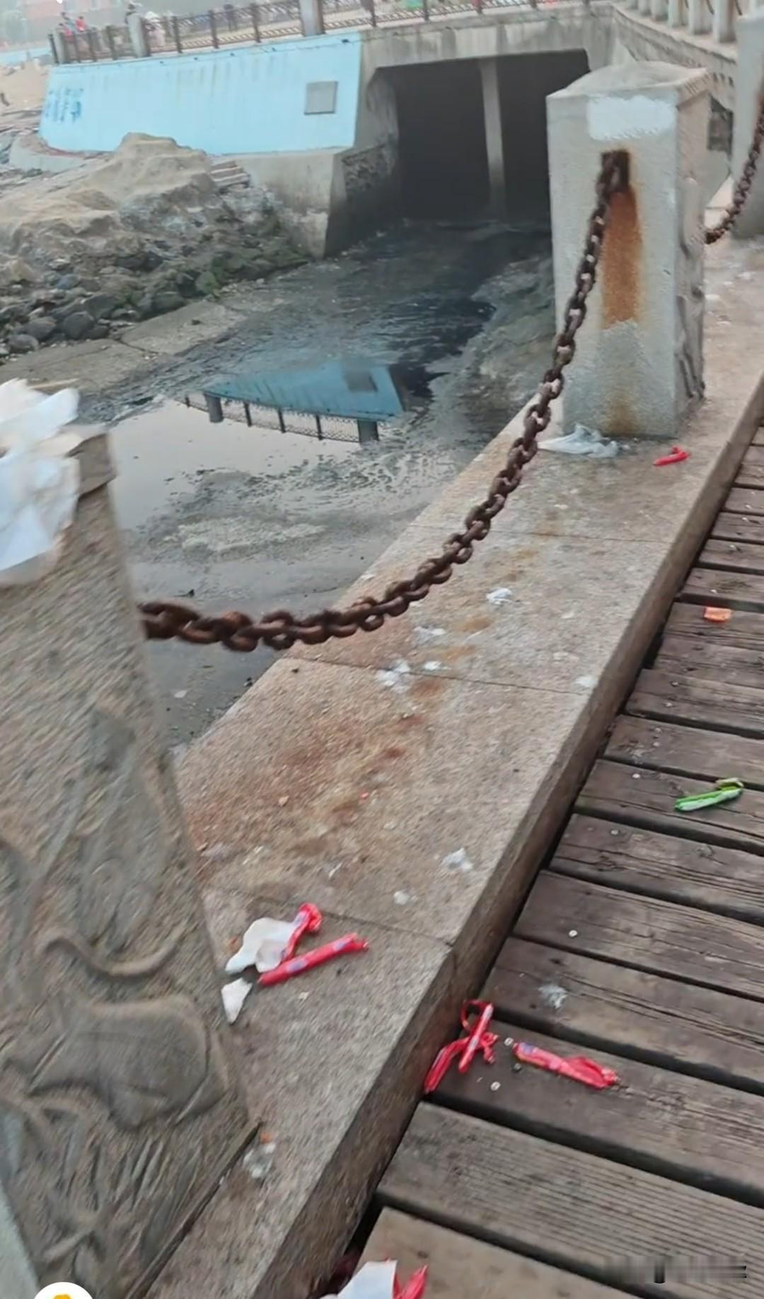 大连黑石礁木栈道文明的细节，丢在了谁的脚下？一段拍摄于大连黑石礁博物馆附近的