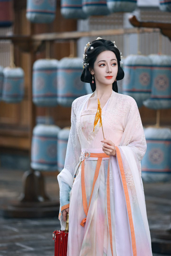 迪丽热巴这个痣简直神来之笔别人化妆要点痣，她是天生就带着妆。那几颗痣在眉眼间一