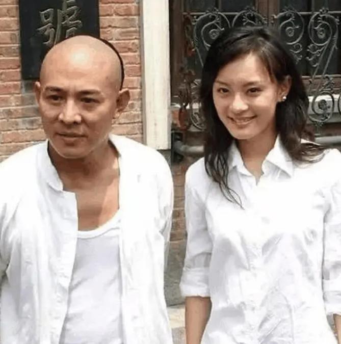 有次，孙俪趁着拍戏空闲时间，来到李连杰身边，想要同李连杰合影，李连杰欣然同意。而
