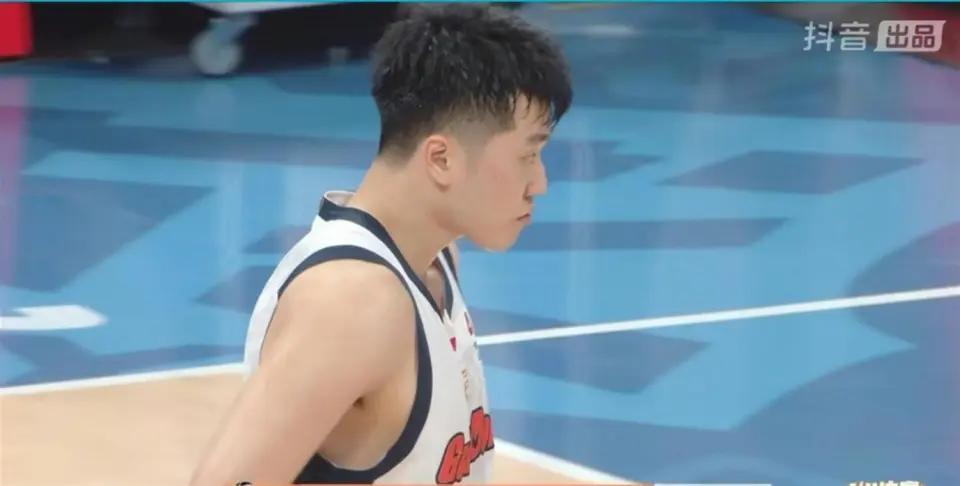 广东15分输给北京止步八强，赛后王少杰那个擦眼睛的镜头，确实挺让人感慨竞技体