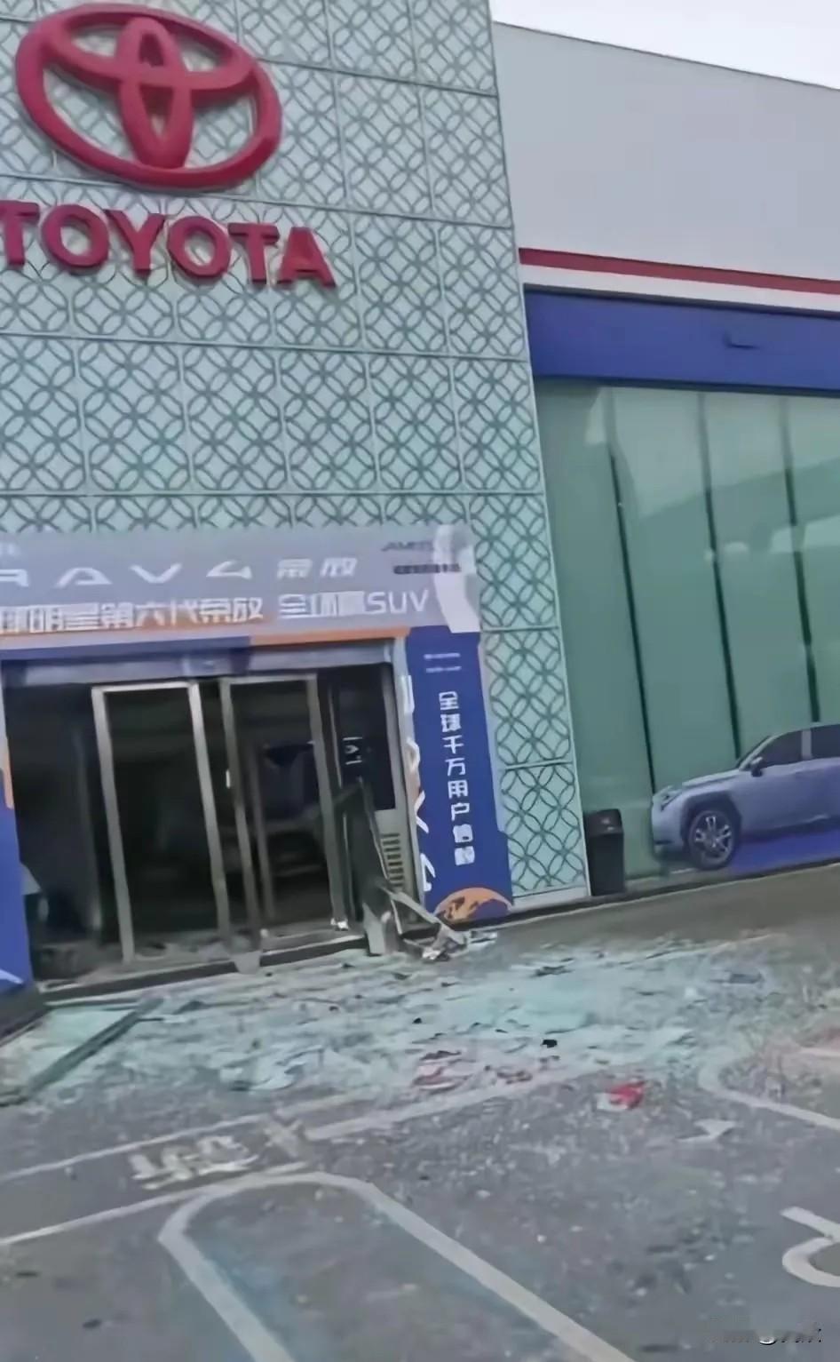 “请把我当个人看。”这是他浇下汽油前，发给销售的一条微信。不是为了讹钱，