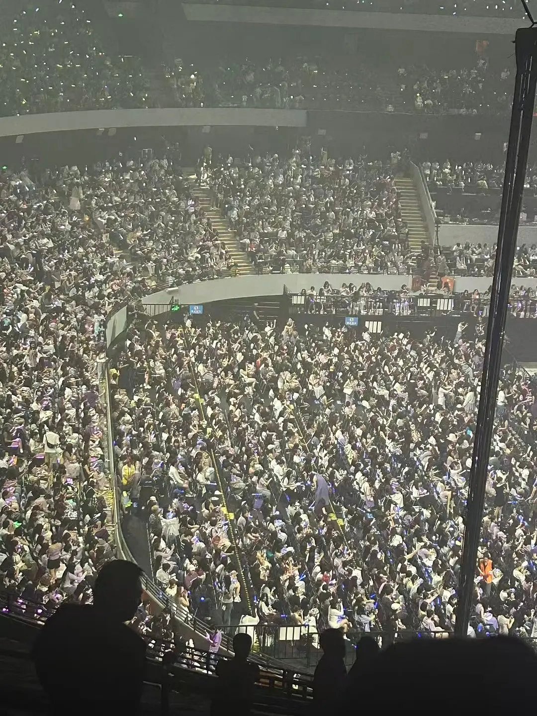 不愧是公售的神，张艺兴演唱会内场位置直接排到墙边了，上海场甚至包厢都拿出来卖了除