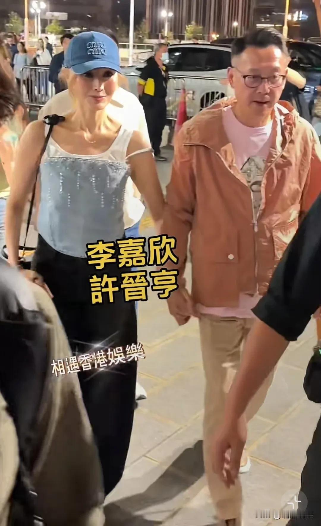 李嘉欣和姐姐李嘉明，还有老公许晋亨，一起现身草蜢演唱会。同父同母的姐妹俩，颜值